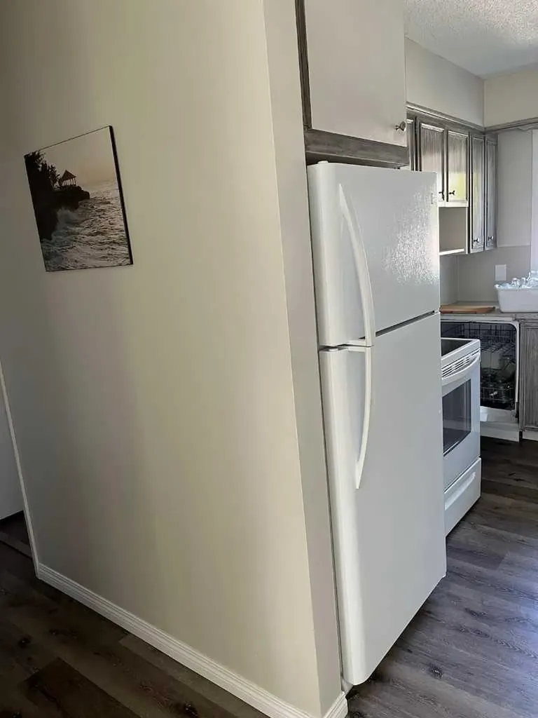 4928 40 Avenue NW Calgary AB T3A 0X2
