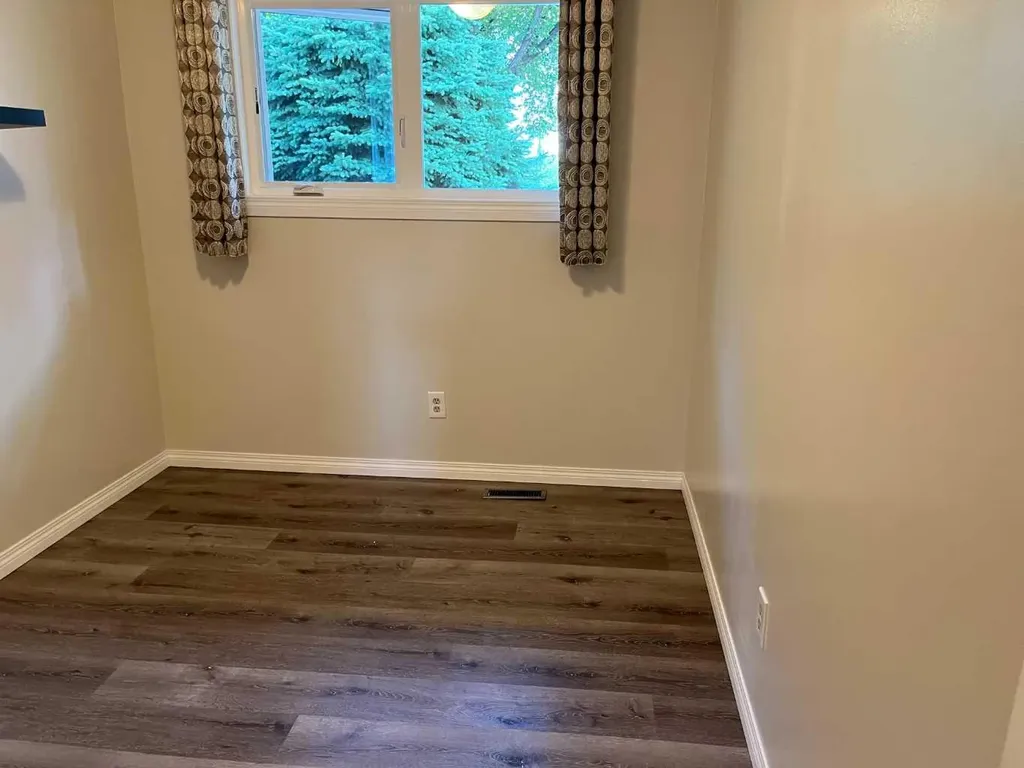 4928 40 Avenue NW Calgary AB T3A 0X2