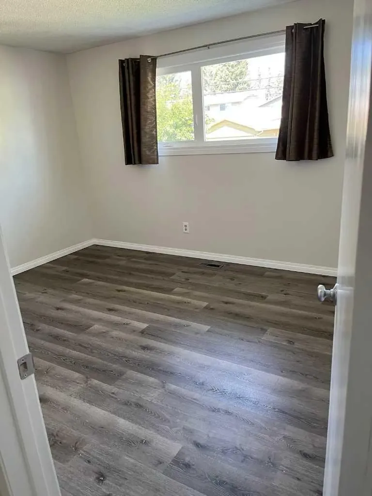 4928 40 Avenue NW Calgary AB T3A 0X2