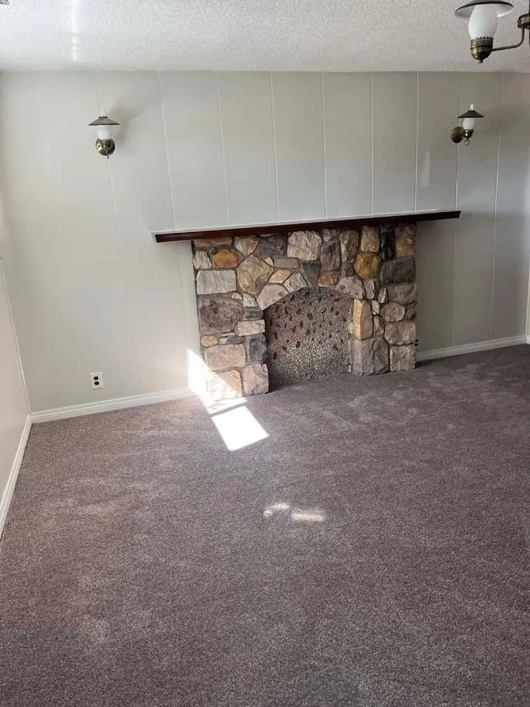 4928 40 Avenue NW Calgary AB T3A 0X2