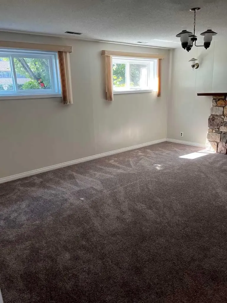4928 40 Avenue NW Calgary AB T3A 0X2