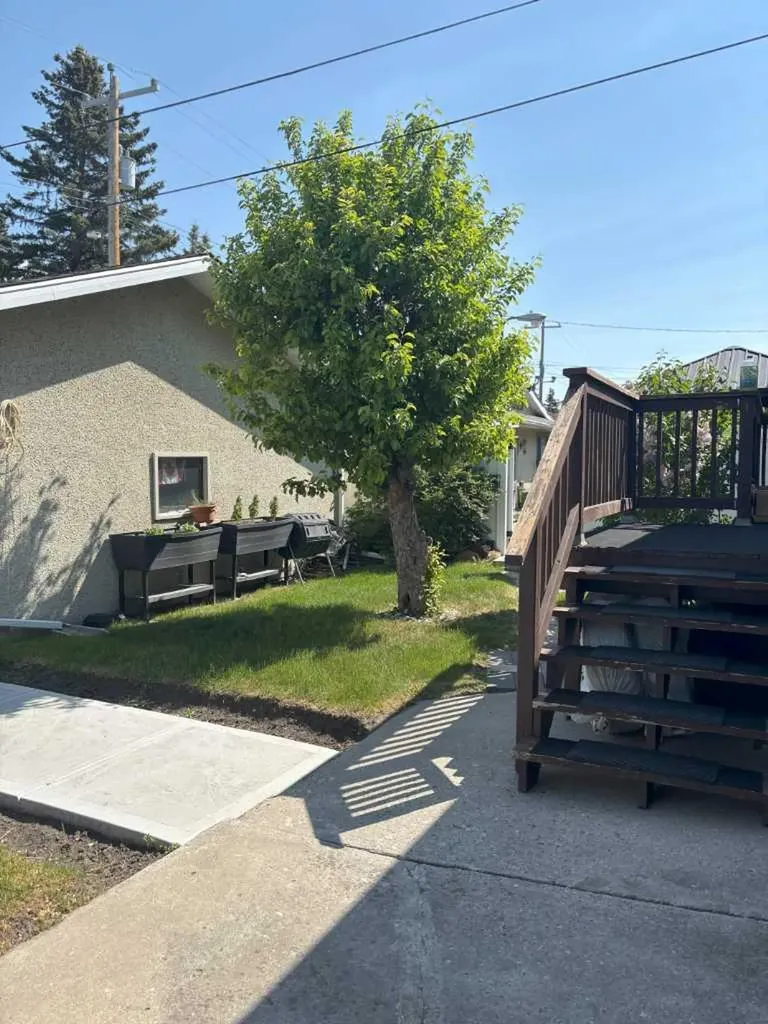 4928 40 Avenue NW Calgary AB T3A 0X2