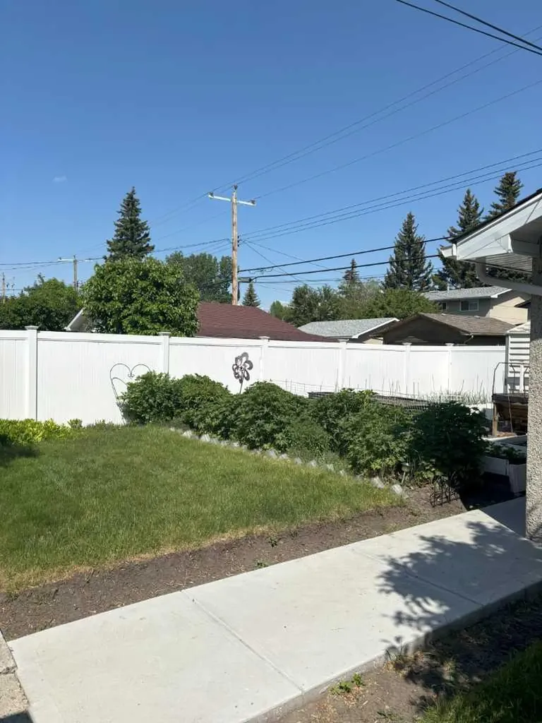 4928 40 Avenue NW Calgary AB T3A 0X2