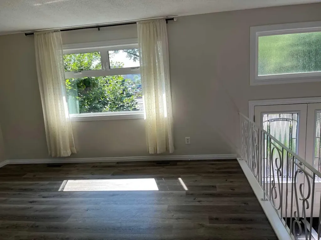 4928 40 Avenue NW Calgary AB T3A 0X2