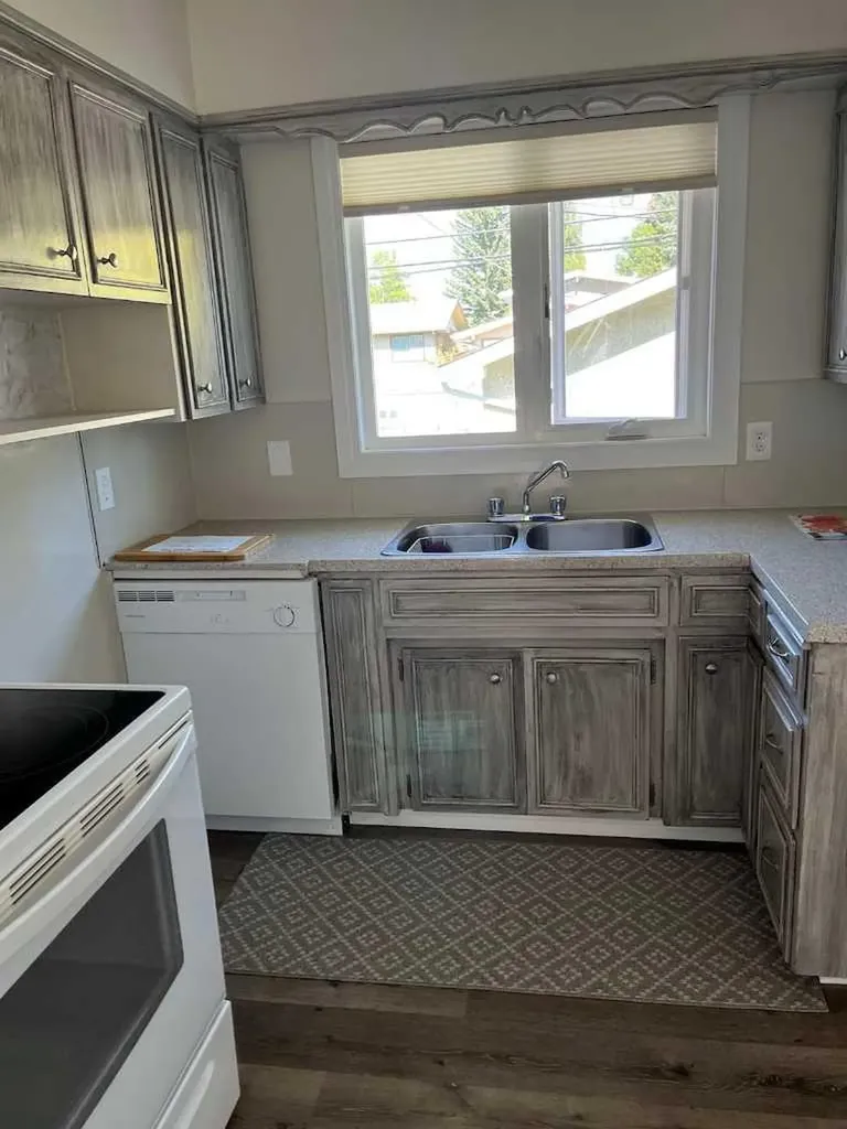 4928 40 Avenue NW Calgary AB T3A 0X2