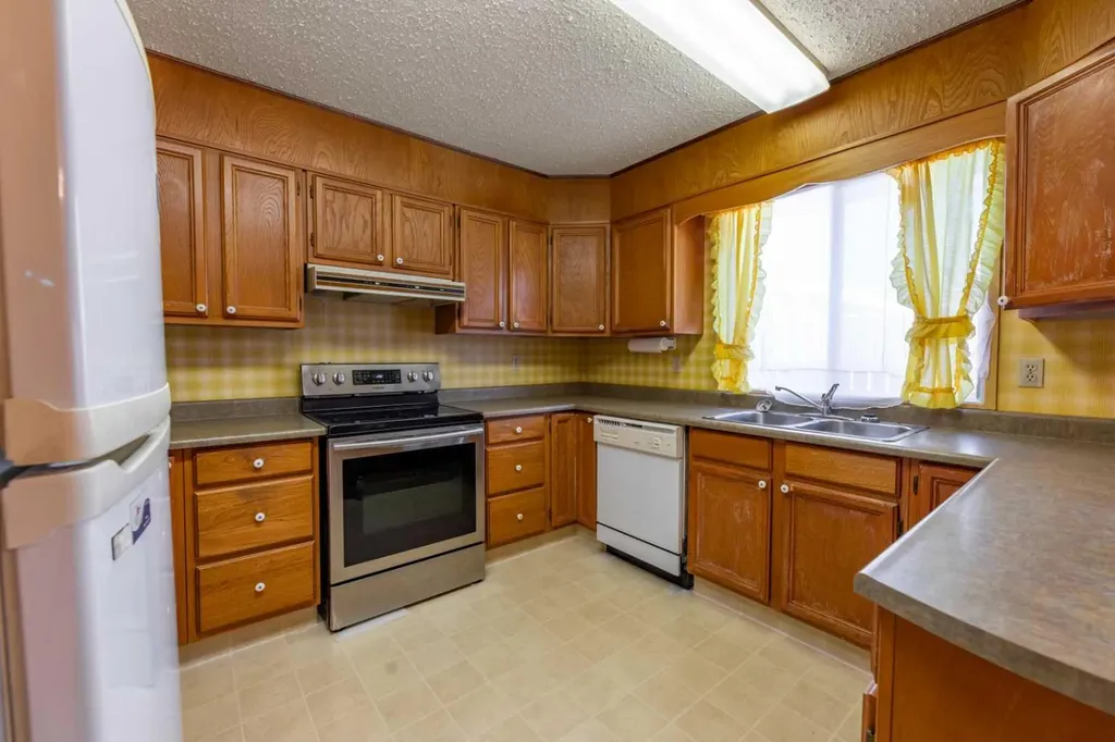 548 Mountain Street Hinton AB T7V 1J5