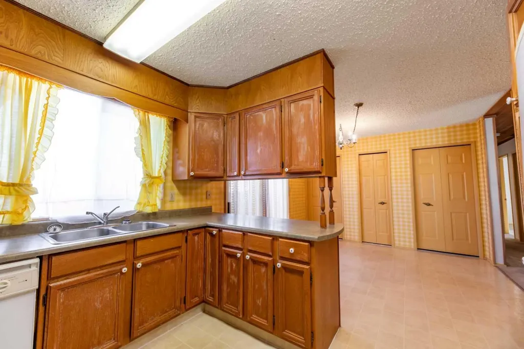 548 Mountain Street Hinton AB T7V 1J5