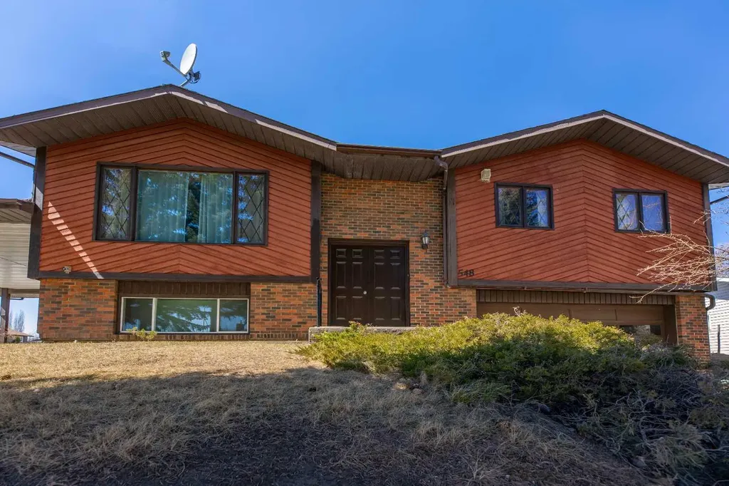 548 Mountain Street Hinton AB T7V 1J5