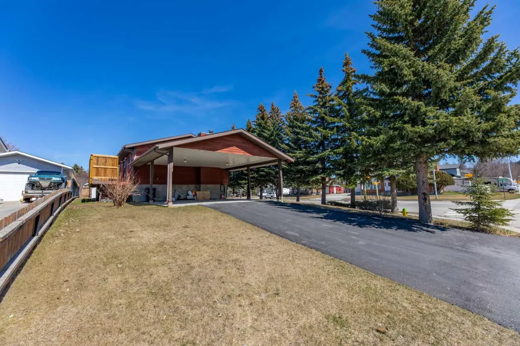 548 Mountain Street Hinton AB T7V 1J5