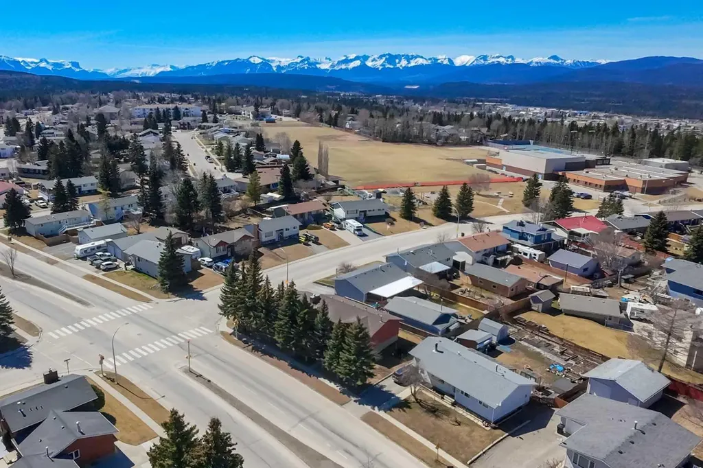 548 Mountain Street Hinton AB T7V 1J5