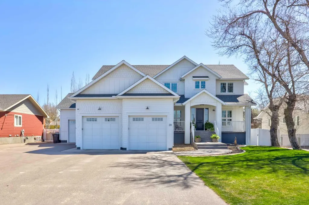 39 N 1 Street E Magrath AB T0K 1J0