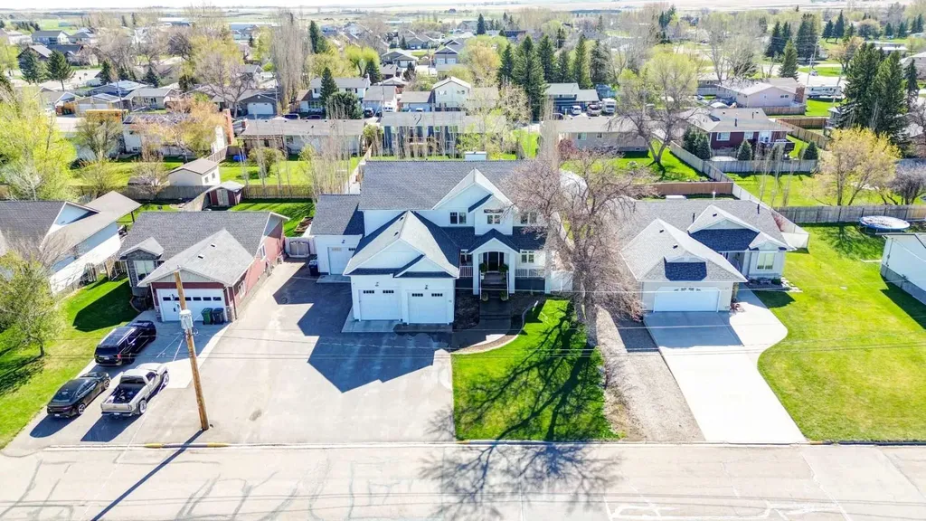 39 N 1 Street E Magrath AB T0K 1J0