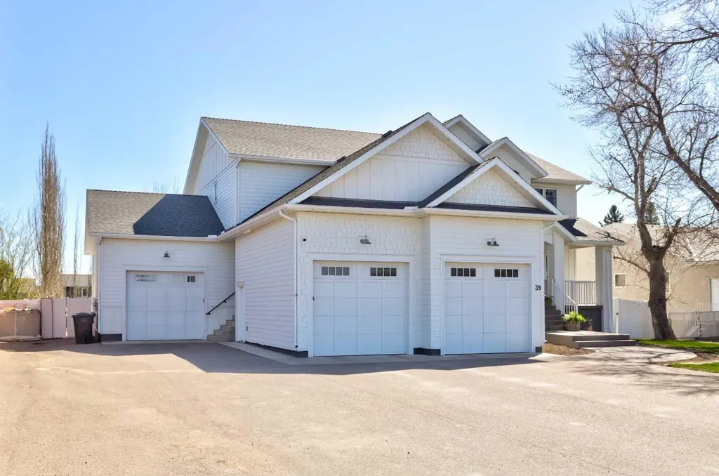 39 N 1 Street E Magrath AB T0K 1J0