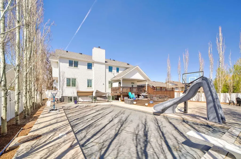 39 N 1 Street E Magrath AB T0K 1J0