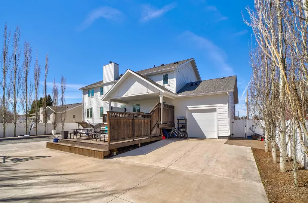 39 N 1 Street E Magrath AB T0K 1J0