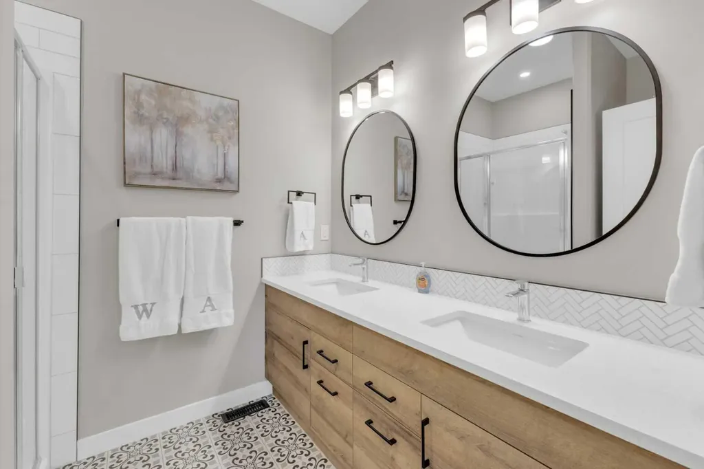 31 Vanson Close Sylvan Lake AB T4S0M3