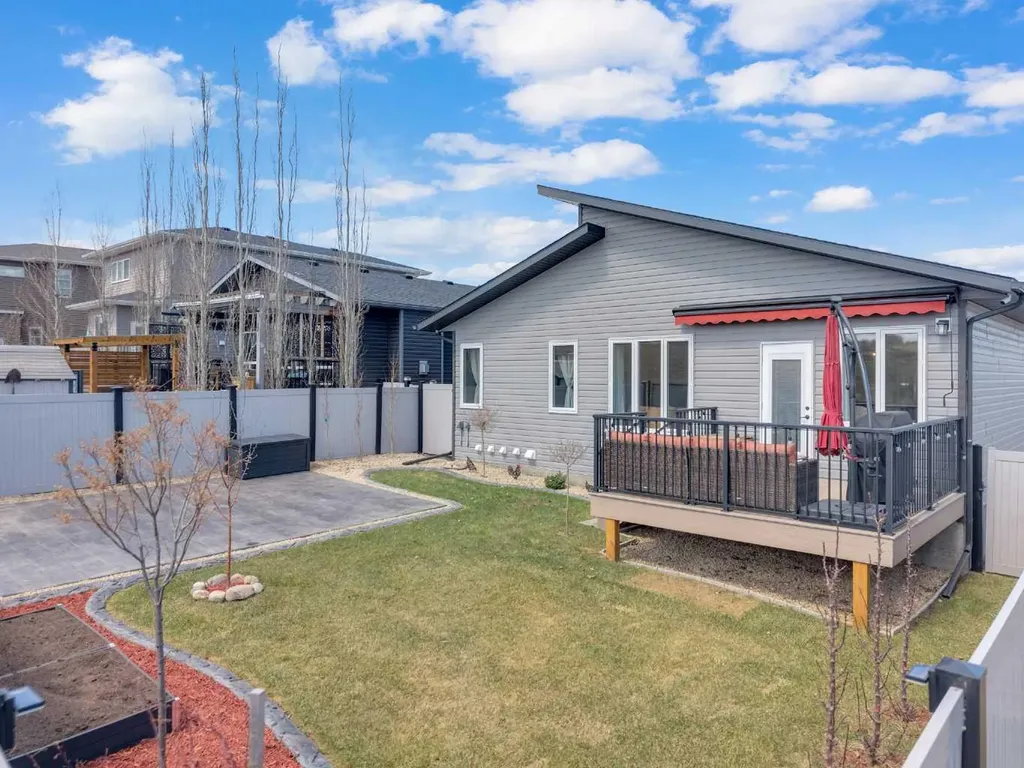 31 Vanson Close Sylvan Lake AB T4S0M3