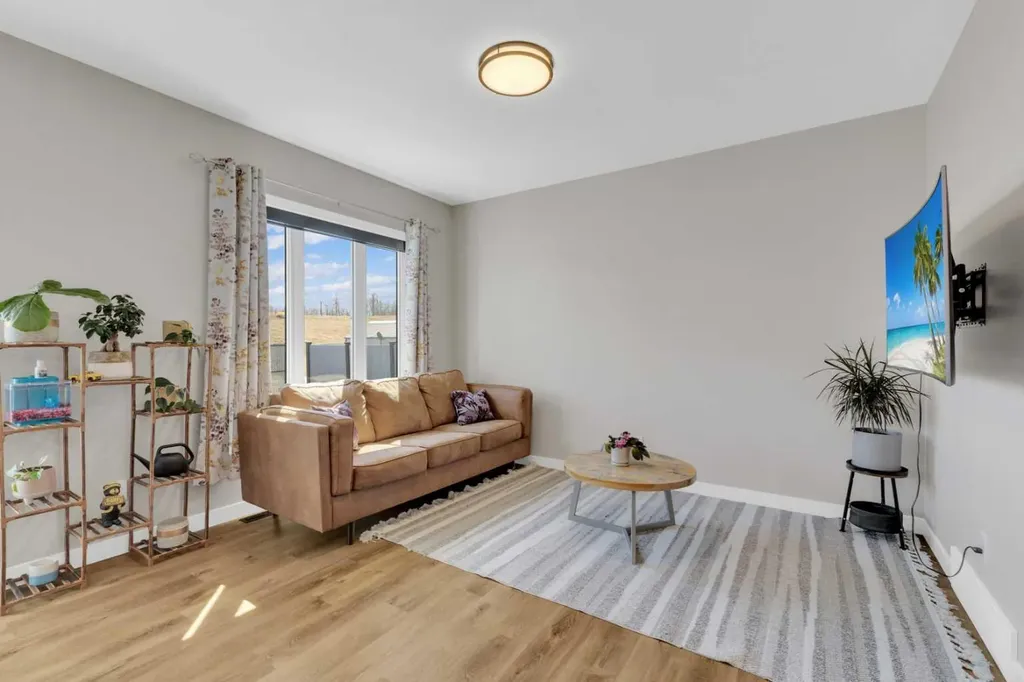 31 Vanson Close Sylvan Lake AB T4S0M3