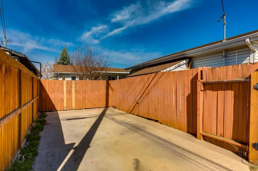367 Acadia Drive SE Calgary AB T2J 0A6