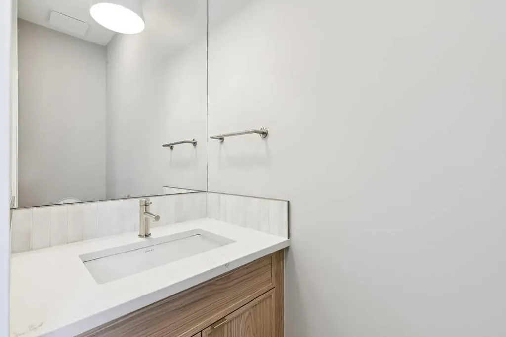 413 Shawnee Terrace SW Calgary AB T2Y 0X5