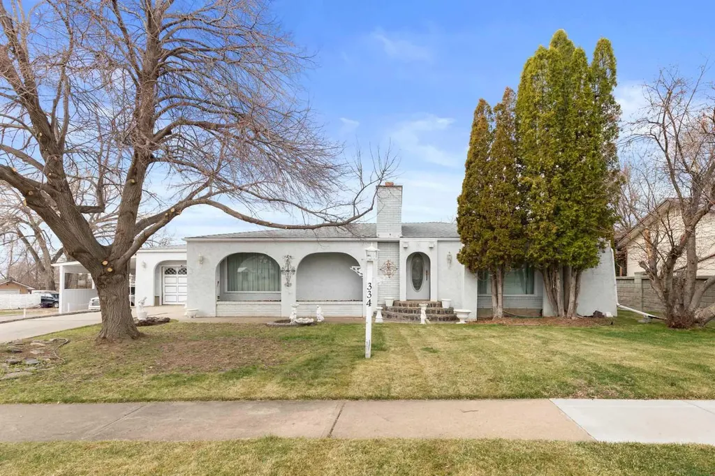 334 5 Street SE Redcliff AB T0J 2P2
