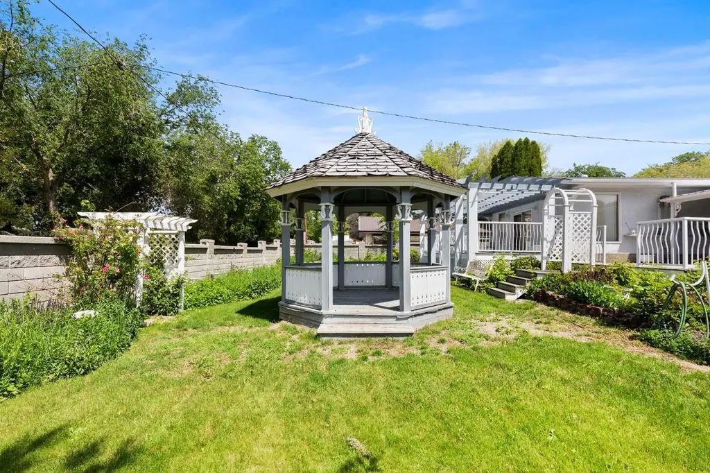 334 5 Street SE Redcliff AB T0J 2P2