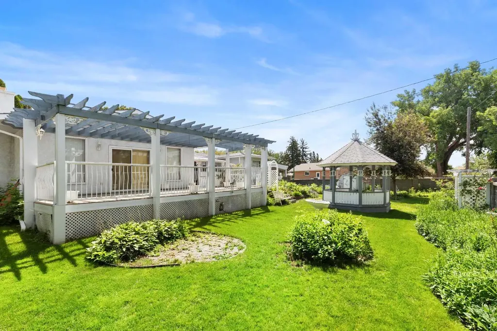 334 5 Street SE Redcliff AB T0J 2P2