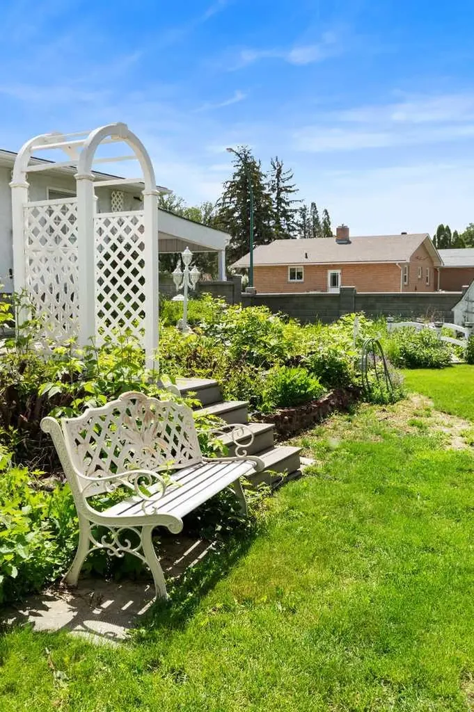 334 5 Street SE Redcliff AB T0J 2P2