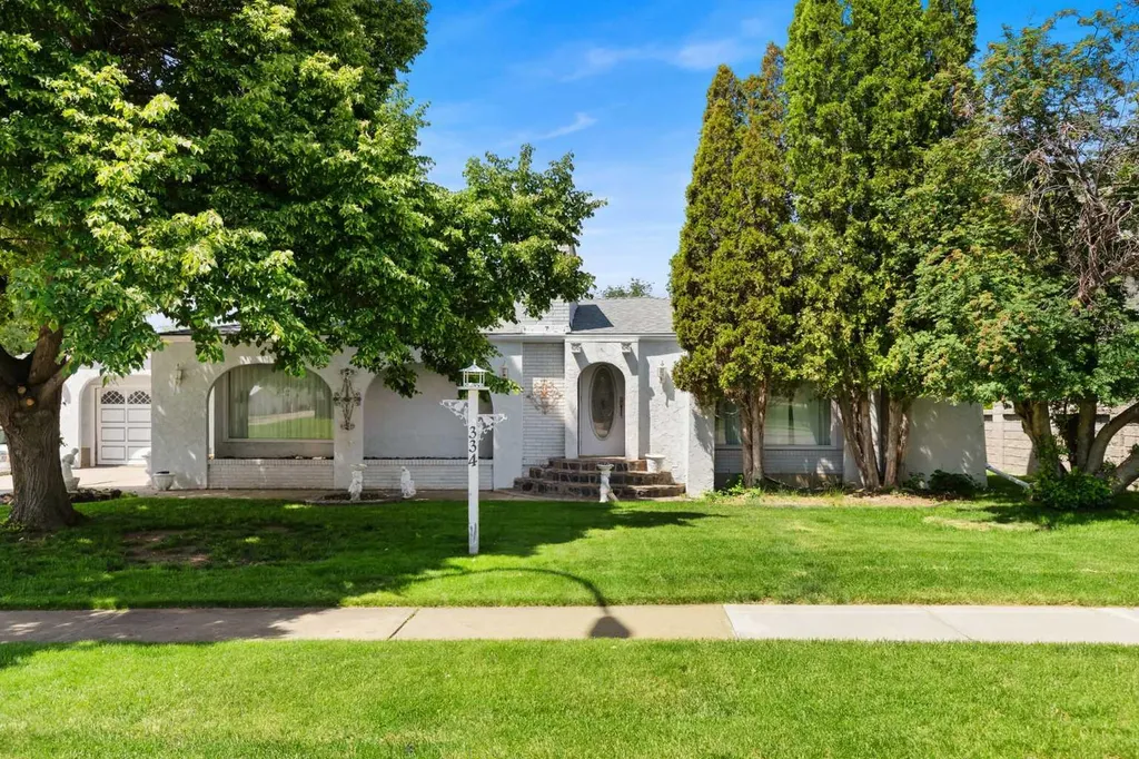 334 5 Street SE Redcliff AB T0J 2P2