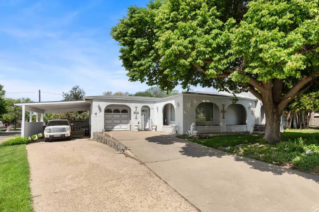 334 5 Street SE Redcliff AB T0J 2P2