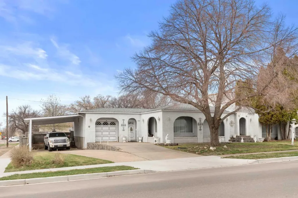 334 5 Street SE Redcliff AB T0J 2P2