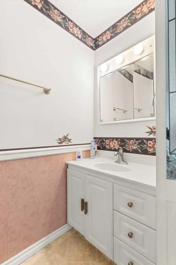 334 5 Street SE Redcliff AB T0J 2P2