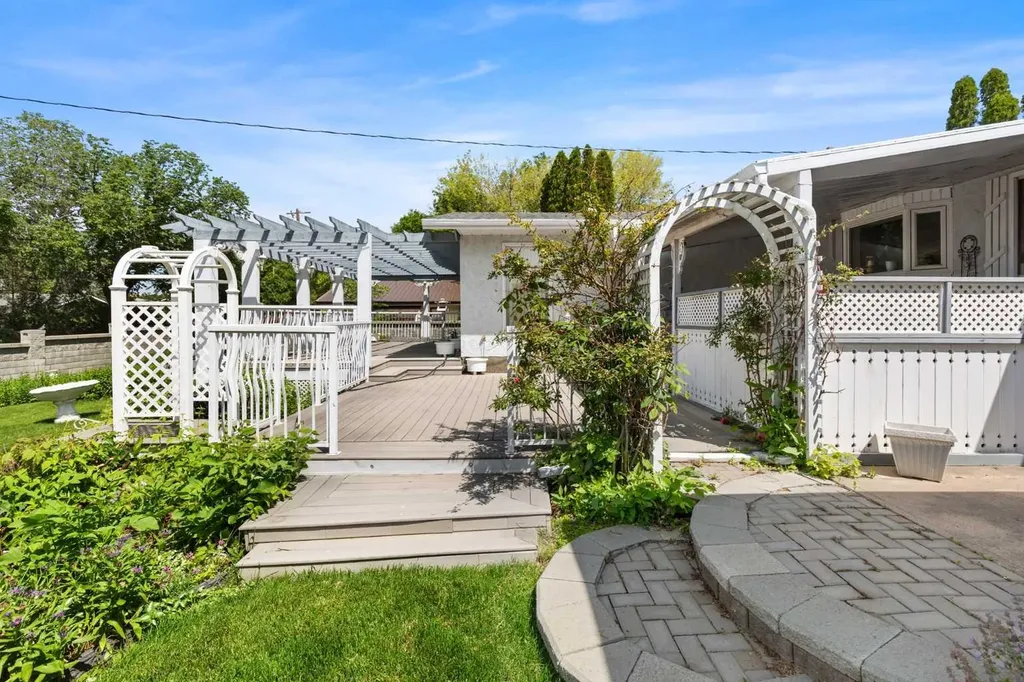 334 5 Street SE Redcliff AB T0J 2P2