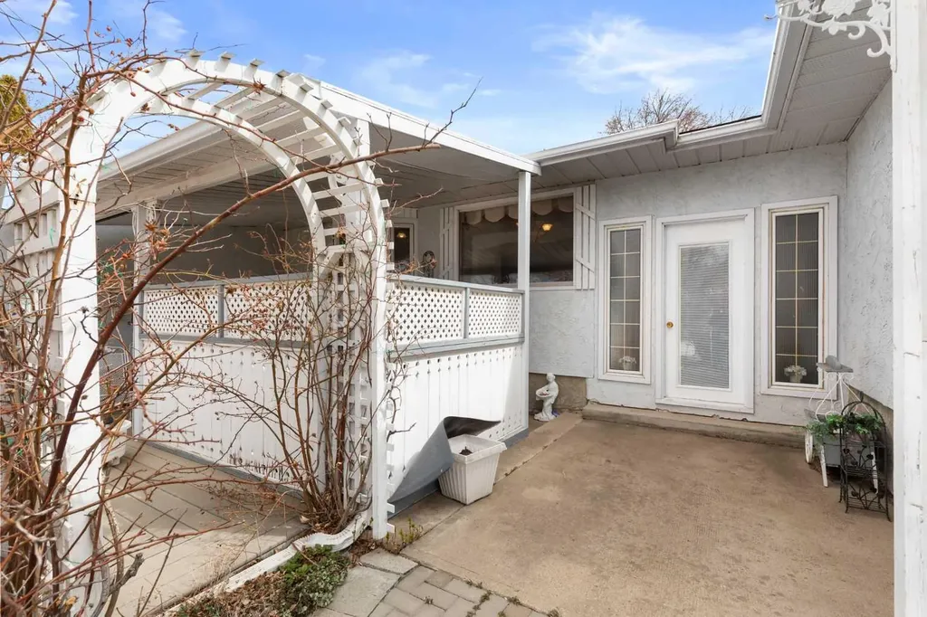 334 5 Street SE Redcliff AB T0J 2P2