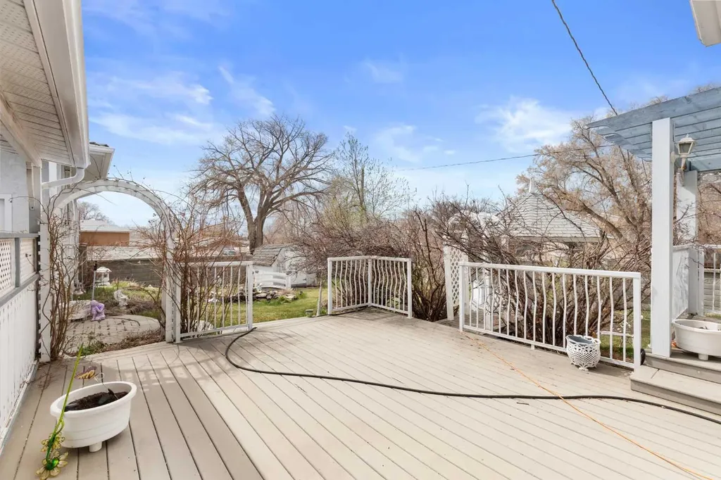 334 5 Street SE Redcliff AB T0J 2P2