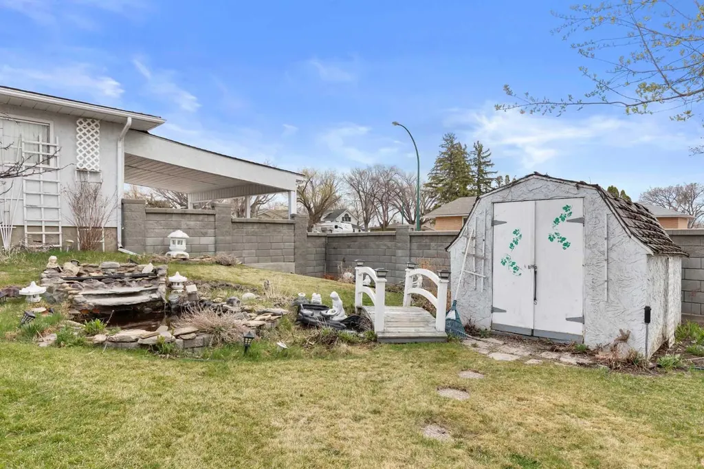 334 5 Street SE Redcliff AB T0J 2P2