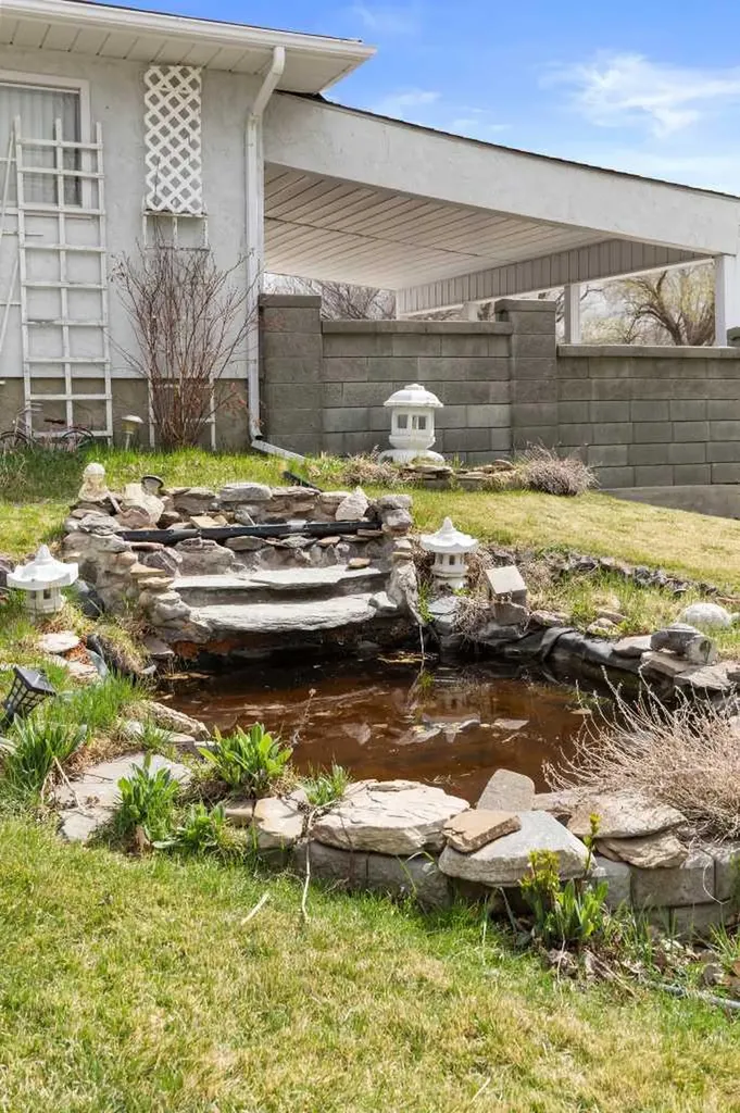 334 5 Street SE Redcliff AB T0J 2P2