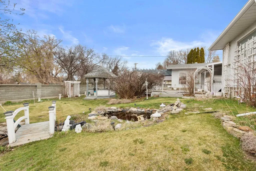 334 5 Street SE Redcliff AB T0J 2P2