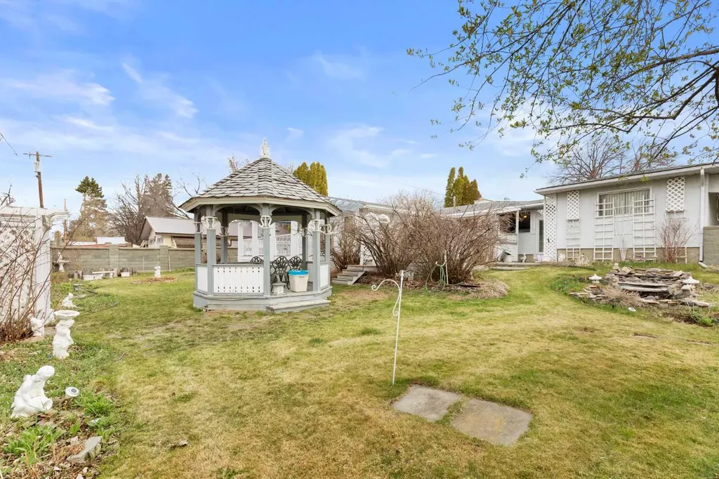 334 5 Street SE Redcliff AB T0J 2P2