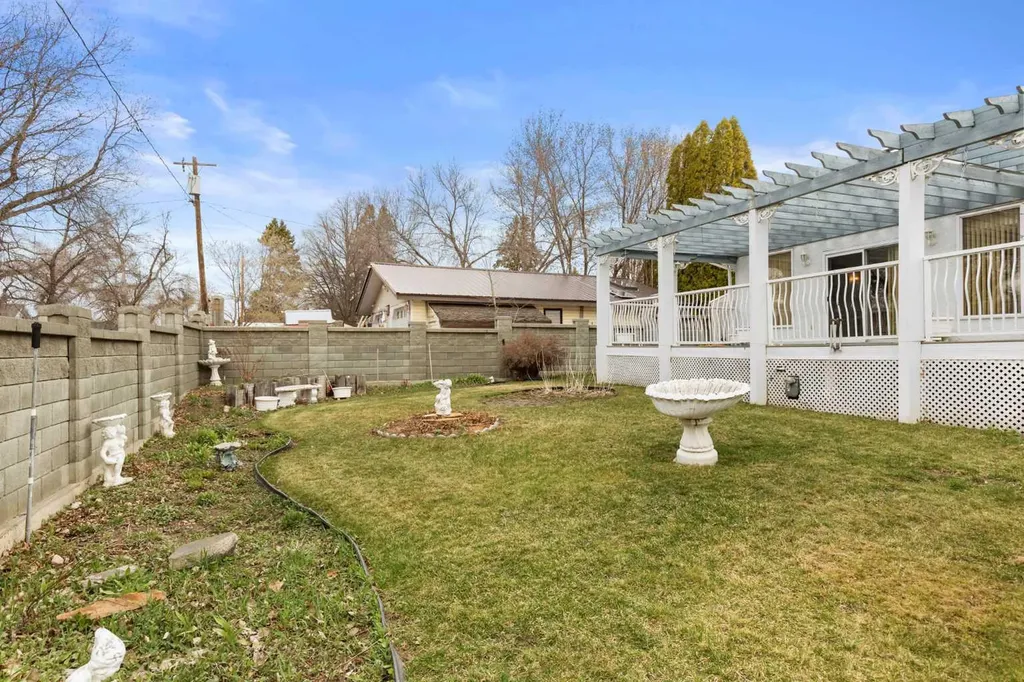 334 5 Street SE Redcliff AB T0J 2P2