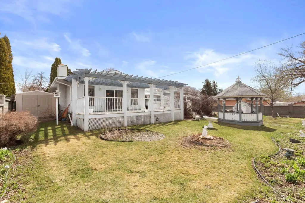 334 5 Street SE Redcliff AB T0J 2P2