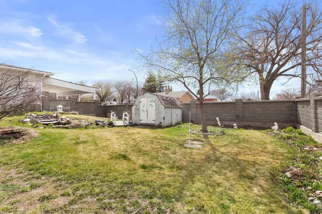 334 5 Street SE Redcliff AB T0J 2P2