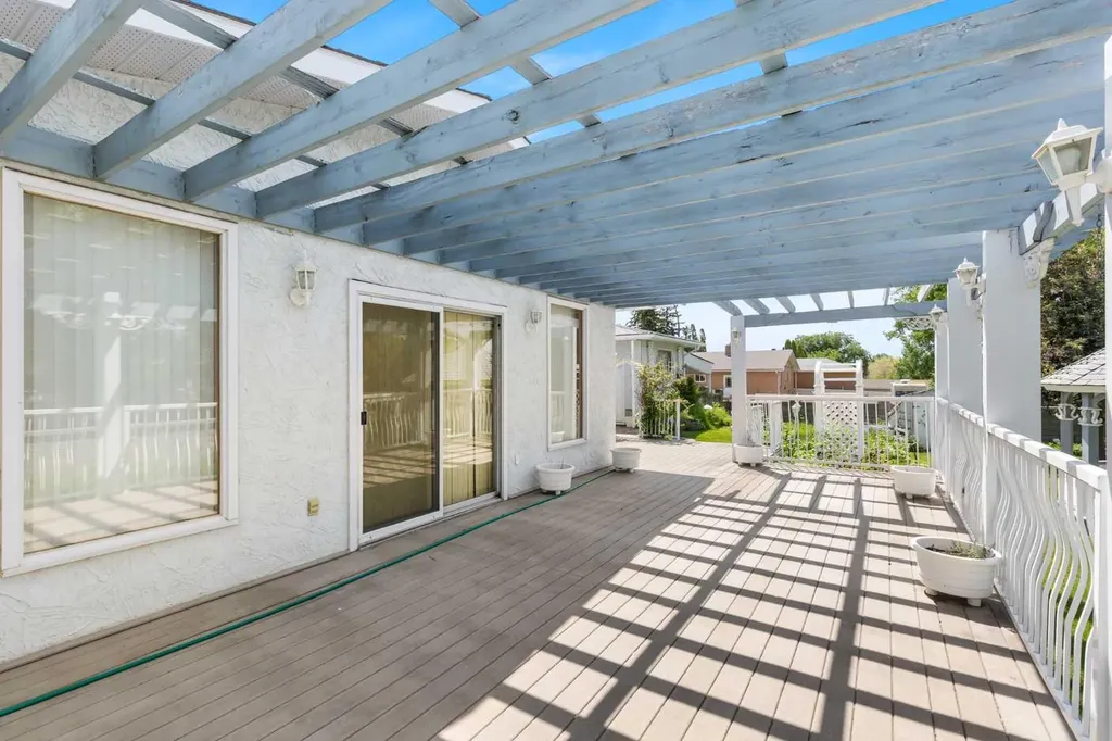 334 5 Street SE Redcliff AB T0J 2P2