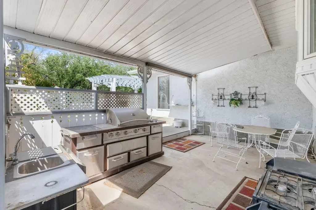 334 5 Street SE Redcliff AB T0J 2P2