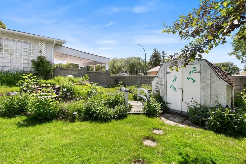 334 5 Street SE Redcliff AB T0J 2P2