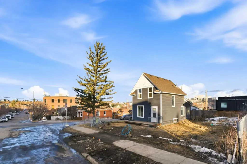 68 7 Street NE Calgary AB T2E 4B7
