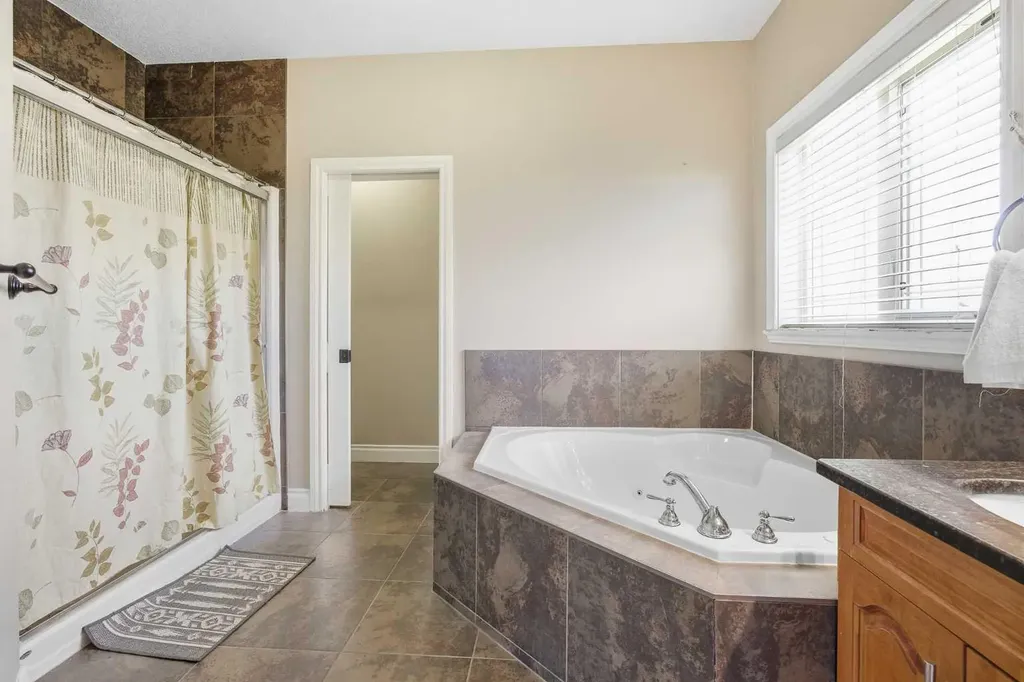 280135 Township Road 242 SE Chestermere AB T1X 0M5