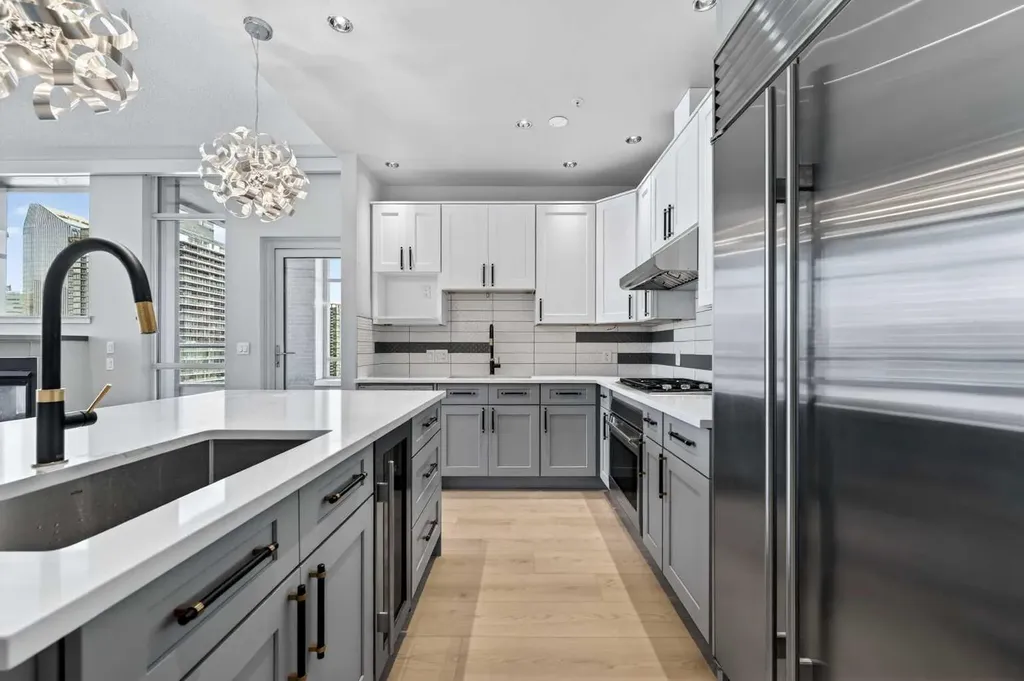 788 12 Avenue SW Calgary AB T3H 0S2