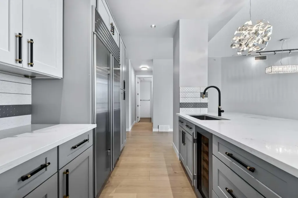 788 12 Avenue SW Calgary AB T3H 0S2