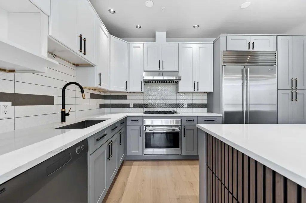 788 12 Avenue SW Calgary AB T3H 0S2